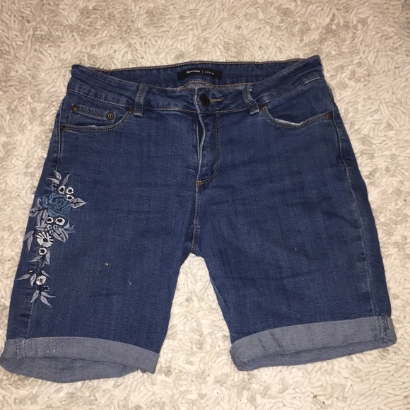✨3/20✨ Floral embroidered denim bermuda shorts - Picture 1 of 6